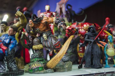 Saint Petersburg, Rusya - 27 Nisan 2019: aksiyon figürleri. Marvel filminden Star Wars karakterleri ve süper kahramanlar