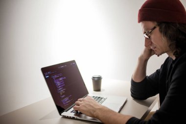 Geliştirme ortamında çalışan programcı ve kodlayıcı. Programcının işyeri