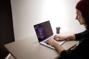 Geliştirme ortamında çalışan programcı ve kodlayıcı. Programcının işyeri