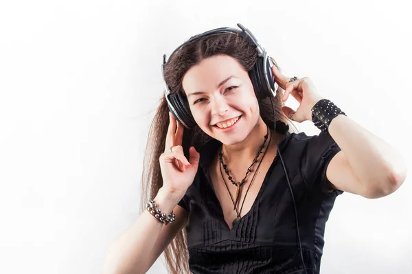 Giovane donna bruna in grandi cuffie ascoltare musica e divertirsi . — Foto Stock