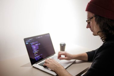 Geliştirme ortamında çalışan programcı ve kodlayıcı. Programcının işyeri