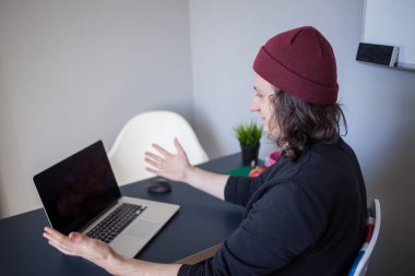 Geliştirmehataları ve hataları. İşyerinde genç bir programcının iş yerinde sorunları var