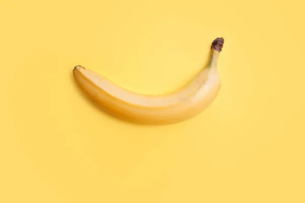 Żółty banan na żółtym tle, martwy minimalizm. Zdrowa dieta — Zdjęcie stockowe