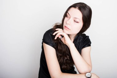 Genç, dost canlısı esmer gülümsüyor. Kendine güvenen genç bir kadının portresi.,