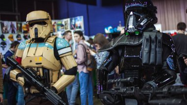 Saint Petersburg, Rusya - 27 Nisan 2019: Stormtroopers, Star Wars'tan kostüm kopyaları