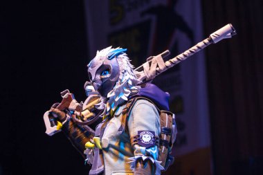 Saint Petersburg, Rusya - 27 Nisan 2019: Overwatch oyunundan takım elbiseli Cosplayer
