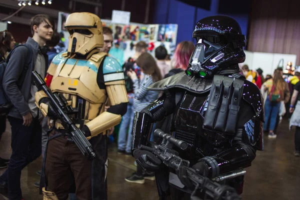 SAINT PETERSBURG, RÚSSIA - 27 de abril de 2019: Stormtroopers, réplicas de trajes de Star Wars — Fotografia de Stock