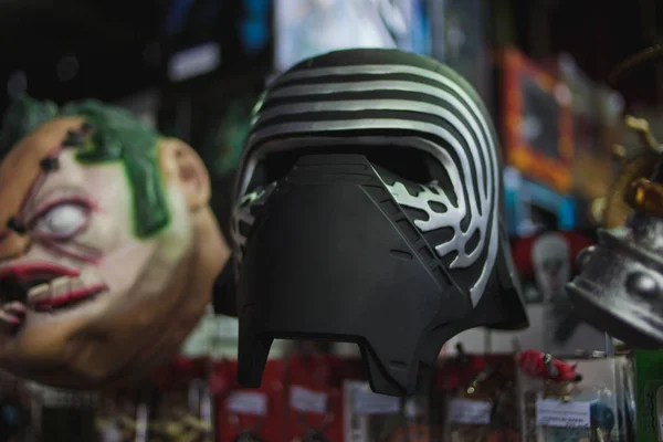 SAN PETERSBURG, RUSIA - 27 DE ABRIL DE 2019: Máscara de Kyle Wren de Star Wars, mercancía en venta — Foto de Stock