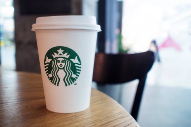 Saint Petersburg, Rusya - 13 Mayıs 2019: Karton Kahve Fincanı götürmek için, Starbucks Coffee