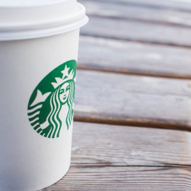 Saint Petersburg, Rusya - 13 Mayıs 2019: Karton Kahve Fincanı götürmek için, Starbucks Coffee