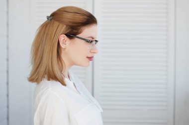 Beyaz gömlek ve gözlük genç bir şık iş kadını Portresi.