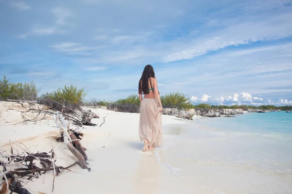 Jeune femme attrayante en bikini et jupe longue. Belle fille bénéficie du soleil d'été — Photo