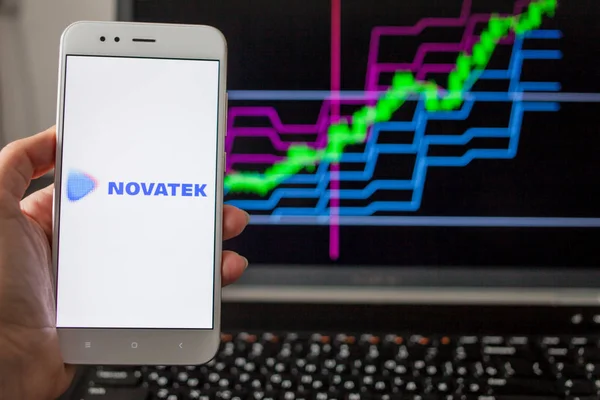 Saint Petersburg, Rusya - 14 Mayıs 2019: Rus şirketi novatek'in hisse senedi listelerinin arka planında logosu. — Stok fotoğraf