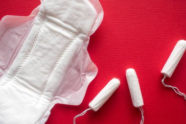 Kadınlar için hijyenik pedler ve sıhhi tampon karşılaştırılması. Adet sırasında kişisel bakım ürünleri