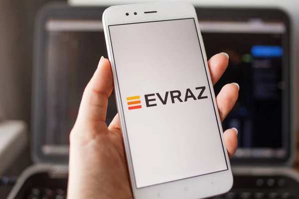 SAN PETERSBURG, RUSIA - 14 DE MAYO DE 2019: Logotipo de la empresa rusa Evraz en la pantalla del smartphone . — Foto de Stock