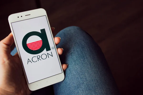 САЙНТ-ПЕТЕРБУРГ, РОССИЯ - 14 мая 2019 года: логотип российской компании "Акрон" на экране смартфона . — стоковое фото
