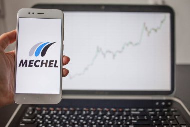 Saint Petersburg, Rusya - 14 Mayıs 2019: Rus şirketi Mechel'in logosu hisse senedi listelerinin arka planında.