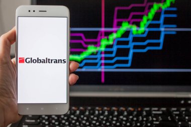 Saint Petersburg, Rusya - 14 Mayıs 2019: Rus şirketi Globaltrans'ın logosu hisse senedi listelerinin arka planında.