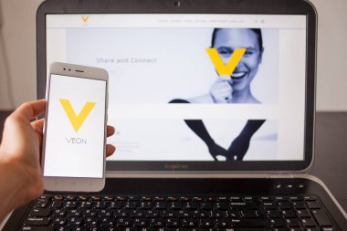 Saint Petersburg, Rusya - 14 Mayıs 2019: Rus şirketi Vimpelcom'un web sitesi ve logosu araçların ekranlarında.