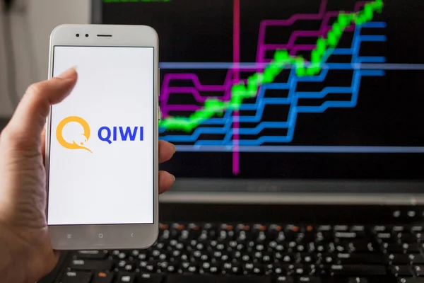 САЙНТ-ПЕТЕРБУРГ, РОССИЯ - 14 мая 2019 года: логотип российской компании qiwi на фоне фондовых чартов . — стоковое фото