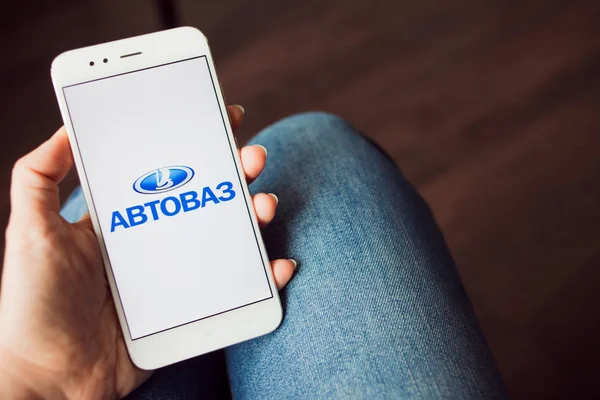 SAN PETERSBURG, RUSIA - 14 DE MAYO DE 2019: Logotipo de la empresa rusa Avtovaz en la pantalla del smartphone . — Foto de Stock