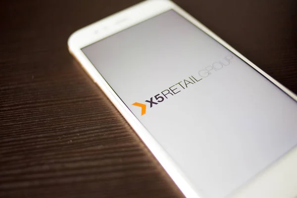 Saint Petersburg, Rusya - 14 Mayıs 2019: Akıllı telefon ekranında Rus şirketi X5 retail Group'un logosu.