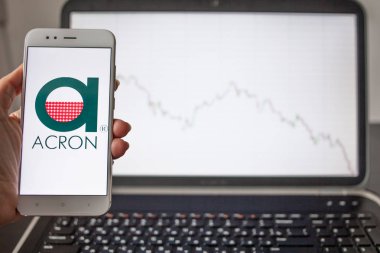 Saint Petersburg, Rusya - 14 Mayıs 2019: Rus şirketi Acron'un logosu hisse senedi listelerinin arka planında.