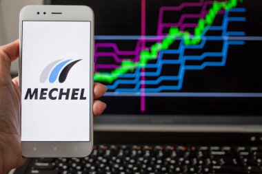 Saint Petersburg, Rusya - 14 Mayıs 2019: Rus şirketi Mechel'in logosu hisse senedi listelerinin arka planında.