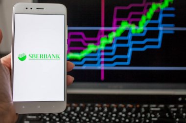 Saint Petersburg, Rusya - 14 Mayıs 2019: Hisse senedi listelerinin arka planında Rus sberbank logosu.