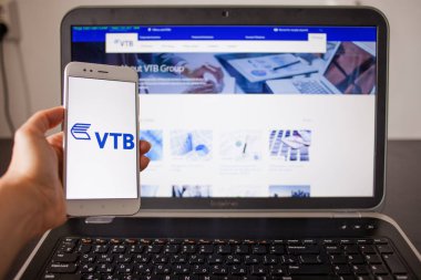 Saint Petersburg, Rusya - 14 Mayıs 2019: Gadget'ların ekranlarında Rus bankası Vtb'nin web sitesi ve logosu.