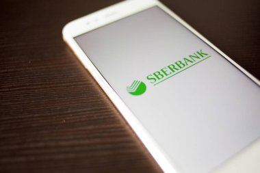 Saint Petersburg, Rusya - 14 Mayıs 2019: Akıllı telefon ekranında Rus sberbank logosu.