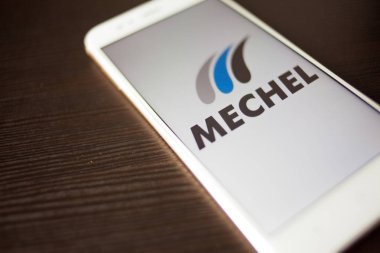 Saint Petersburg, Rusya - 14 Mayıs 2019: Akıllı telefon ekranında Rus şirketi Mechel'in logosu.