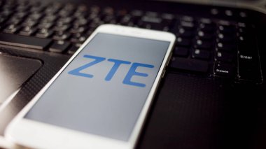 Saint Petersburg, Rusya - 27 Mayıs 2019: Akıllı telefon ekranında Zte şirket logosu