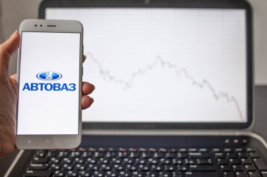 Saint Petersburg, Rusya - 14 Mayıs 2019: Rus şirketi Avtovaz'ın logosu hisse senedi listelerinin arka planında.