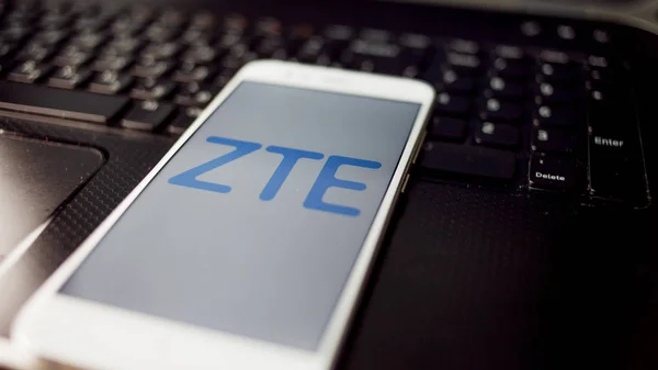 САЙНТ-ПЕТЕРБУРГ, РОССИЯ - 27 мая 2019 года: логотип компании ZTE на экране смартфона — стоковое фото