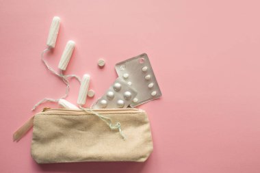 Kozmetik çantası veya tamponlar, doğum kontrol hapları ve ağrı kesiciler ile çanta. Adet durumunda ayarlayın.