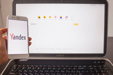 Saint Petersburg, Rusya - 14 Mayıs 2019: Araçlar ekranlarında Rus It şirketi Yandex'in web sitesi ve logosu.