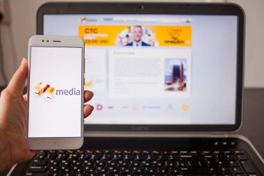 Saint Petersburg, Rusya - 14 Mayıs 2019: Rus şirketi Ctc media'nın web sitesi ve logosu araçlar ekranlarında.
