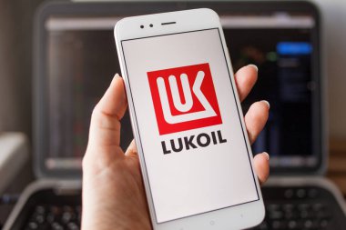Saint Petersburg, Rusya - 14 Mayıs 2019: Akıllı telefon ekranında Rus şirketi lukoil'in logosu.