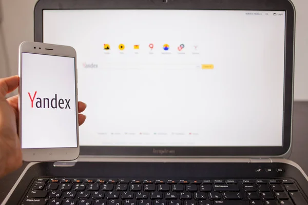 САЙНТ-ПЕТЕРБУРГ, РОССИЯ - 14 мая 2019 года: Сайт и логотип российской IT-компании "Яндекс" на экранах гаджетов . — стоковое фото
