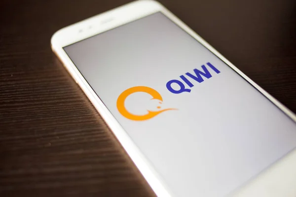 САЙНТ-ПЕТЕРБУРГ, РОССИЯ - 14 мая 2019 года: Логотип российской компании qiwi на экране смартфона . — стоковое фото