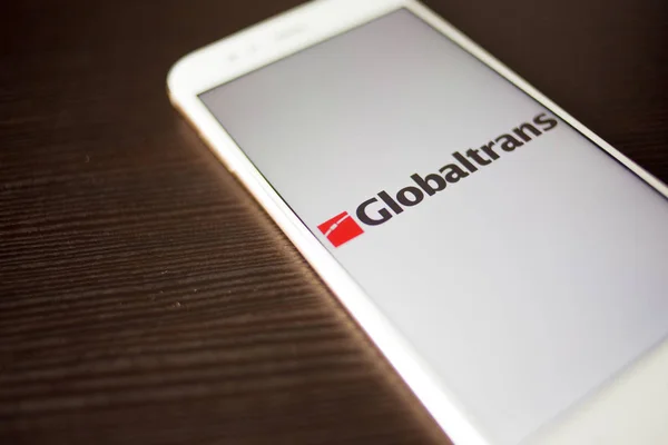 SAN PETERSBURG, RUSIA - 14 DE MAYO DE 2019: Logotipo de la empresa rusa Globaltrans en la pantalla del smartphone . — Foto de Stock