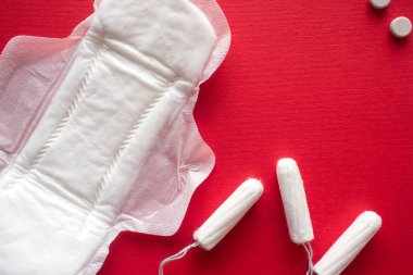 Kadınlar için hijyenik pedler ve sıhhi tampon karşılaştırılması. Adet sırasında kişisel bakım ürünleri