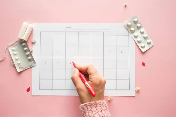 Календарь на месяц и отметка менструального цикла. ПМС и концепция критических дней . — стоковое фото