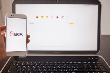 Saint Petersburg, Rusya - 14 Mayıs 2019: Araçlar ekranlarında Rus It şirketi Yandex'in web sitesi ve logosu.