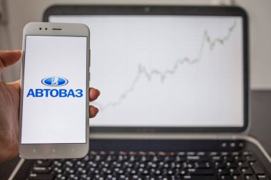 Saint Petersburg, Rusya - 14 Mayıs 2019: Rus şirketi Avtovaz'ın logosu hisse senedi listelerinin arka planında.