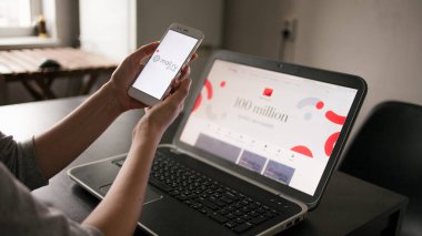 Saint Petersburg, Rusya - 14 Mayıs 2019: site ve uygulama kullanıcısı. Rus şirketi mail.ru grubunun web sitesi ve logosu