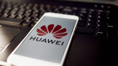 Saint Petersburg, Rusya - 27 Mayıs 2019: Akıllı telefon ekranında Huawei şirket logosu