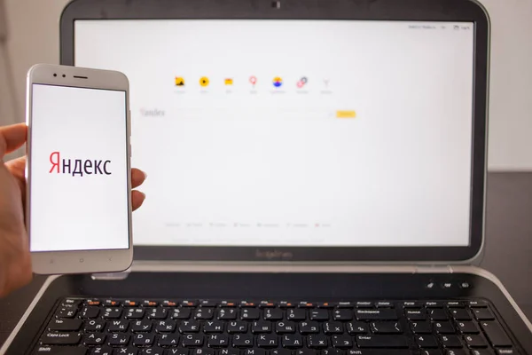 САЙНТ-ПЕТЕРБУРГ, РОССИЯ - 14 мая 2019 года: Сайт и логотип российской IT-компании "Яндекс" на экранах гаджетов . — стоковое фото