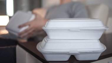 Kafe ve restoranlardan yemek dağıtım hizmeti.